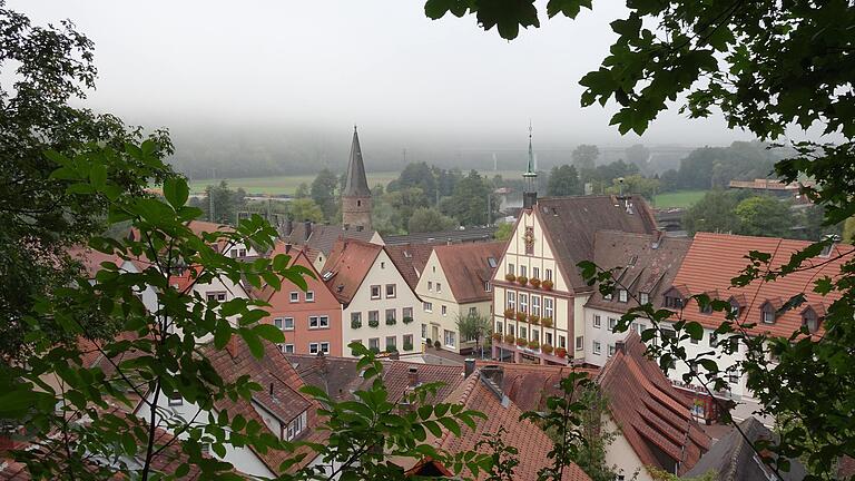 Im Sitzungssaal im zweiten Stock des Gemündener Rathauses herrscht zurzeit Stühlerücken. Im Sitzungssaal im zweiten Stock des Gemündener Rathauses herrscht zurzeit Stühlerücken. 