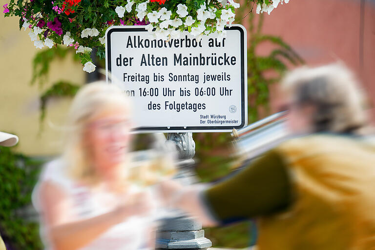 Schoppen nur noch vor 16 Uhr erlaubt: Die Stadt Wüzburg hat den Alkoholausschank auf der Alten Mainbrücke am Wochenende von 16 bis 6 Uhr verboten.