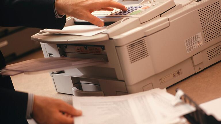 Das Faxgerät ist ein Sinnbild für den Jahrzehnte langen Digitalisierungsstau in deutschen Behörden. Bis zum Ende des Jahres sollen die bayerischen Ämter voll digitalisiert sein (Symbolbild).