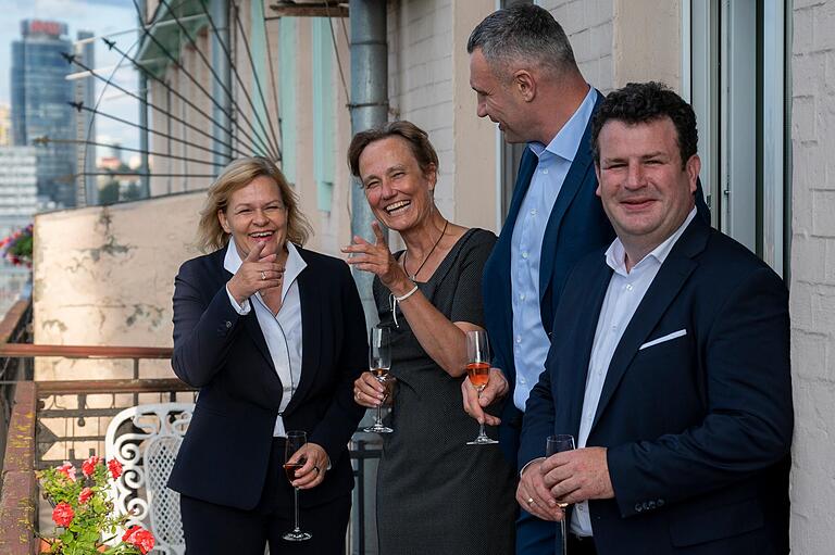 Vielkritisiertes Foto: Innenministerin Nancy Faeser, die deutsche Botschafterin Anka Feldhusen, Kiews Bürgermeister Vitali Klitschko und Arbeitsminister Hubertus Heil im Juli auf einem Balkon der Residenz der deutschen Botschafterin in Kiew.