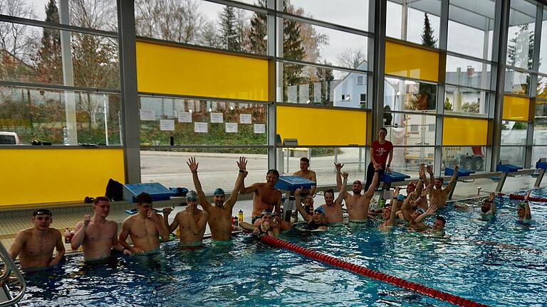 Auf dem Foto die Triathleten nach 10.000 Metern Schwimmen.