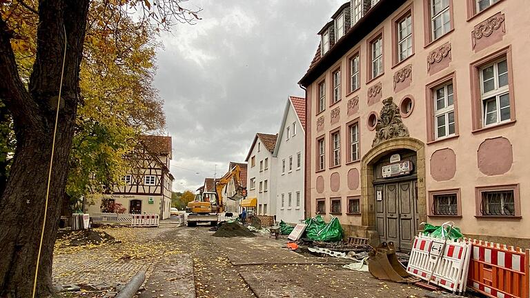 Arbeiten am Nahwärmenetz in Ostheim: Noch wird im Bereich von der Torgasse bis zur Schloss-Apotheke gebaut. Mitte November soll die Marktstraße aber wieder für den Verkehr freigegeben werden. Arbeiten am Nahwärmenetz in Ostheim: Noch wird im Bereich von der Torgasse bis zur Schloss-Apotheke gebaut. Mitte November soll die Marktstraße aber wieder für den Verkehr freigegeben werden. 