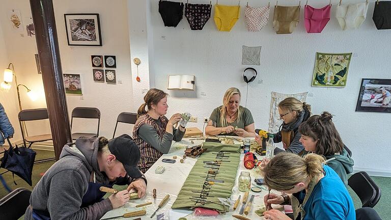 Projektleiterin Maria Boldt half den zwölf Teilnehmern bei der Umsetzung.       -  Projektleiterin Maria Boldt half den zwölf Teilnehmern bei der Umsetzung.