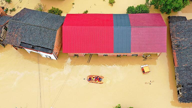 Unwetter in China       -  Die Provinz Hunan in China ist besonders von den starken Regenfällen betroffen.