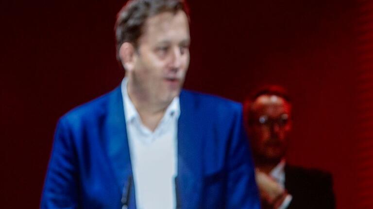 Außerordentlicher Parteitag SPD Rheinland-Pfalz - SPD-Chef Lars Klingbeil betont beim Parteitag der rheinland-pfälzischen SPD in Mainz die Bedeutung des Rentenpakets in der Bundesregierung. Außerordentlicher Parteitag SPD Rheinland-Pfalz - SPD-Chef Lars Klingbeil betont beim Parteitag der rheinland-pfälzischen SPD in Mainz die Bedeutung des Rentenpakets in der Bundesregierung.