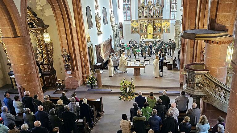 Bei der Hubertusmesse am Sonntag zu Ehren des Heiligen Hubertus war die katholische Pfarrkirche in Ebern fast bis auf den letzten Platz gefüllt.