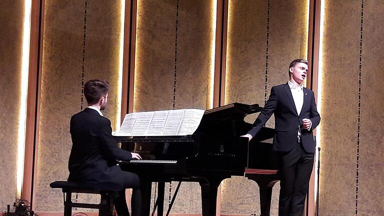 Leon Dreher ist erst 19 Jahre alt. Der Bad Kissinger begeisterte im Rossini-Saal als Tenor. Begleitet wurde er von Kilian Langrieger. Foto: Hartmut Hessel       -  Leon Dreher ist erst 19 Jahre alt. Der Bad Kissinger begeisterte im Rossini-Saal als Tenor. Begleitet wurde er von Kilian Langrieger. Foto: Hartmut Hessel