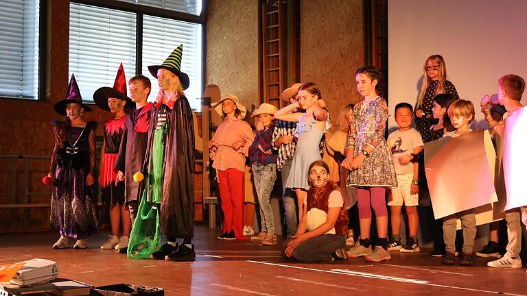 Das Bild zeigt die Kinder beim Musical 'Zauberer von Oz'.