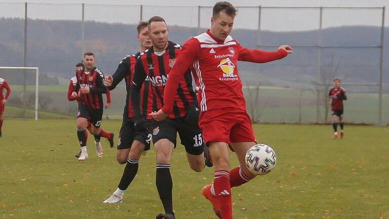 Altbessingens Michael Winkler (vorne, Archivbild November 2023) am Ball, hier in einer Partie gegen den TSV Aubstadt II.