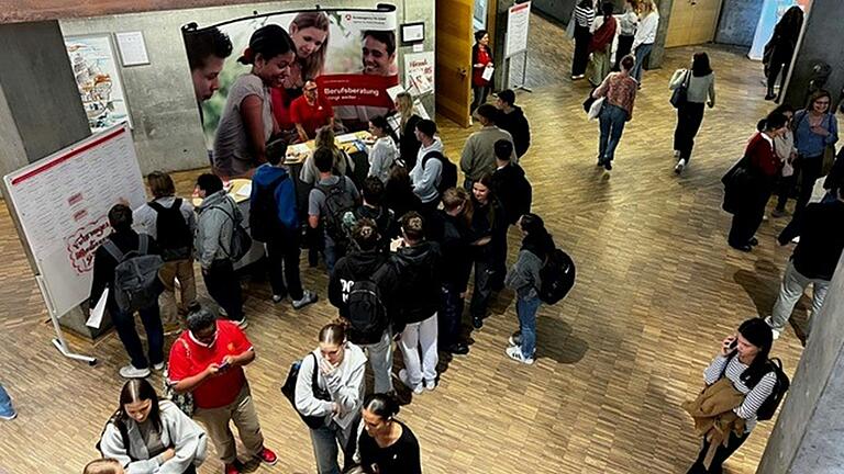 Großer Andrang an den Messeständen bei den Hochschulinformationstagen in Würzburg.