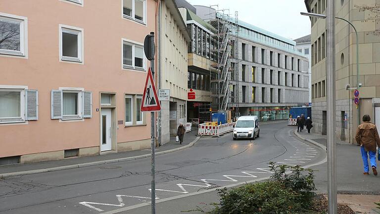 Der markante Knick in der Häuserfassade verschwindet, die beiden Häuser links werden noch abgerissen. Foto: Theresa Müller