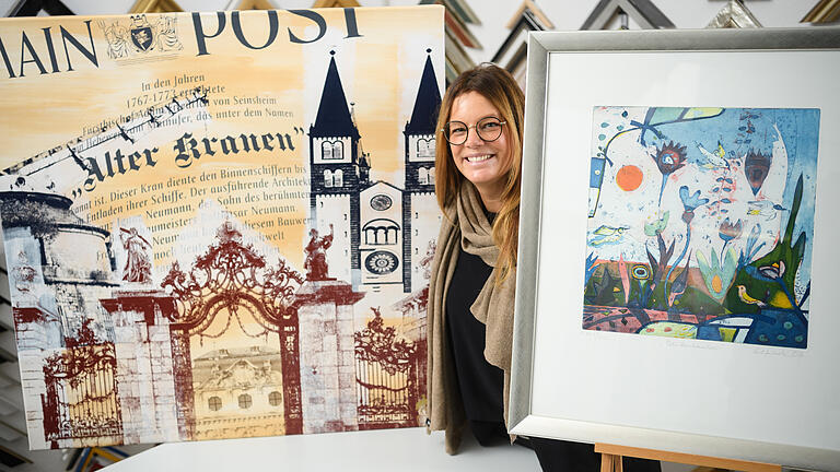 Jasmin Puhl von der Galerie Arte zeigt links die Original-Grafik des Berliner Künstlers Devin Miles im Wert von 1450 Euro und rechts die Original-Radierung der Künstlerin Elfriede Otto im Wert von 700 Euro. Anlässlich des 35-jährigen Bestehens versteigert die Galerie die beiden Bilder und spendet den Erlös vollständig an die Aktion Patenkind.