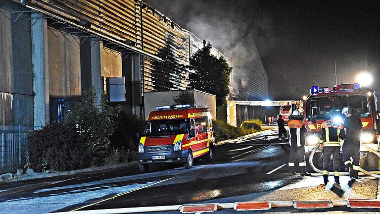 In der Lagerhalle eines Entsorgungsfachbetriebs in Knetzgau brach am Montagnachmittag ein Feuer aus. Die Löscharbeiten dauerten die ganze Nacht an.