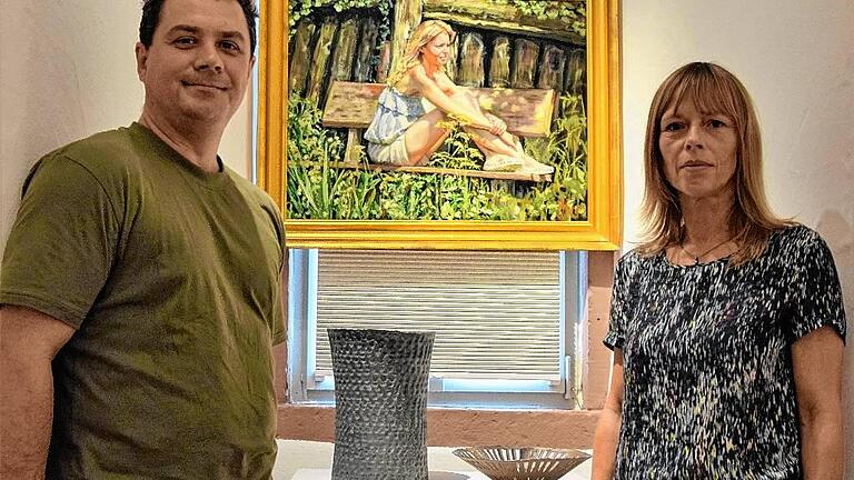 In der neuen Ausstellung der Reihe Kunst im Turm präsentiert das Spessartmuseum Keramiken von Doris Bank und Ölbilder von Iwan Faberden. Faberdens Bild im Hintergrund heißt „Gartenfee“, die Schale und Vase stammen von Bank. In der neuen Ausstellung der Reihe Kunst im Turm präsentiert das Spessartmuseum Keramiken von Doris Bank und Ölbilder von Iwan Faberden. Faberdens Bild im Hintergrund heißt „Gartenfee“, die Schale und Vase stammen von Bank.