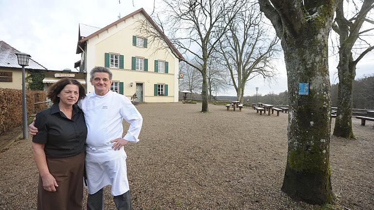 Carin und Norbert Grohmer vom Forsthaus Klaushof wollen sich verkleinern und das Lokal am städtischen Wildpark Richtung Reiterswiesen verlassen. Carin und Norbert Grohmer vom Forsthaus Klaushof wollen sich verkleinern und das Lokal am städtischen Wildpark Richtung Reiterswiesen verlassen.