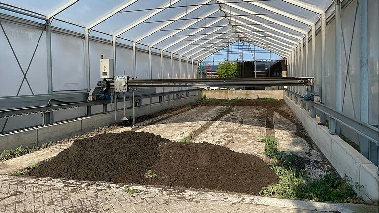 Blick auf eines der Beete auf der Kläranlage in Stettfeld, wo die Gemeinde ihren Klärschlamm mit Hilfe eines 'Schlammkeilers' trocknet.