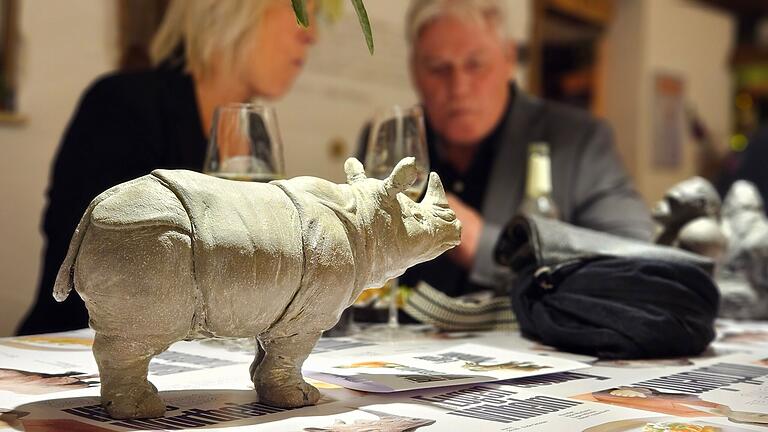 Mit einem Nashorn am Tisch: 'Von Menschen und Tieren und einem ganz besonderen Koch' heißt die Ausstellung im Weinforum Franken.