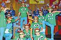 Schwungvoll: Elf blau-grüne Energiebündel des Kinderballetts.