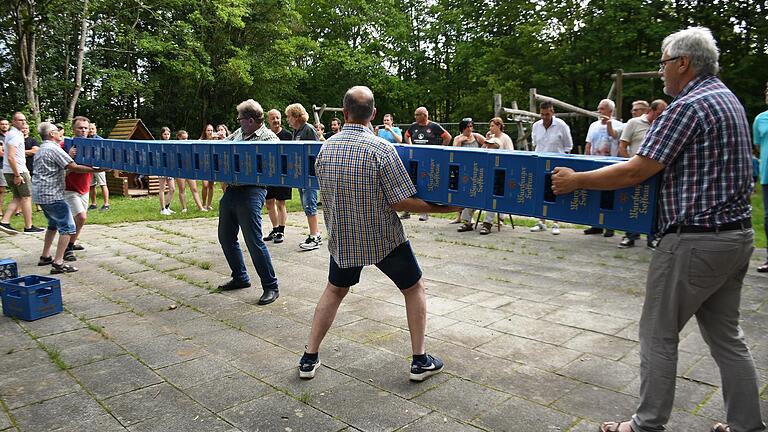 Höhepunkt des Clubbererfests war ein Wettbewerb im horizontalen Bierkistenstapeln.