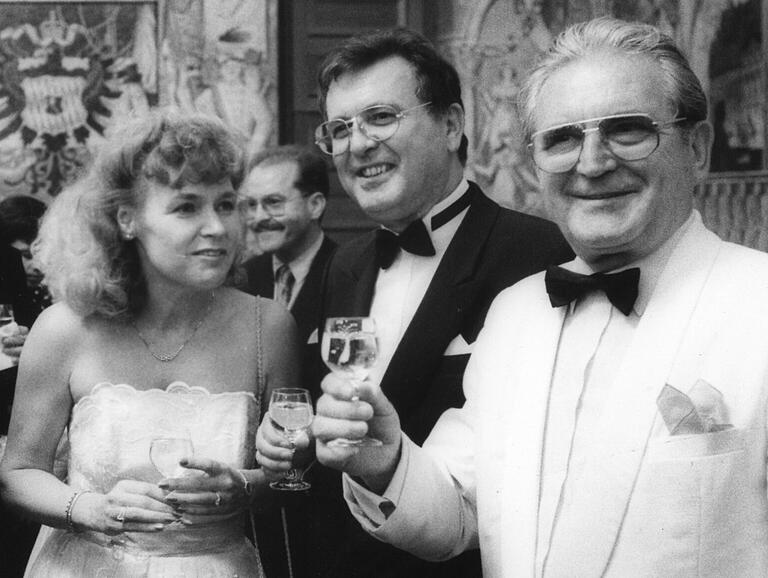 Oberbürgermeister Jürgen Weber mit Ehefrau Inge und Landtagspräsident Wilhelm Vorndran beim Mozartfest 1991.&nbsp;