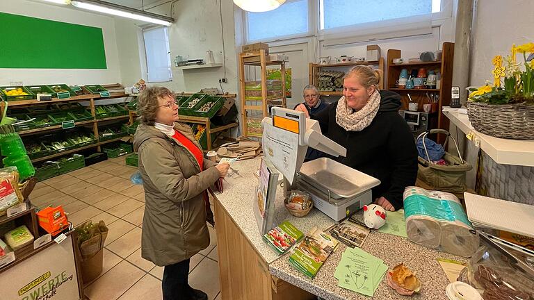 Seniorchefin Sieglinde Gahr und Juniorchefin Stephanie Macono bedienen in ihrem Laden in Etwashausen eine Kundin.