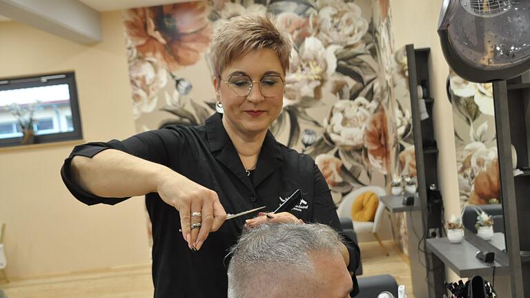 Melanie Schuhmann hat in Pfarrweisach einen Friseursalon eröffnet. Beim Pressetermin musste ihr Mann Oliver als Model herhalten.