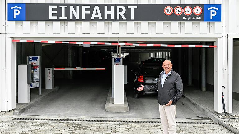 Bauherr Gerold Bader vor der Einfahrt in das neue Parkhaus am Bahnhof in Würzburg, das nach rund zwei Jahren Bauzeit Anfang des Monats eröffnet wurde.&nbsp;