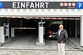 Bauherr Gerold Bader vor der Einfahrt in das neue Parkhaus am Bahnhof in Würzburg, das nach rund zwei Jahren Bauzeit Anfang des Monats eröffnet wurde.&nbsp;