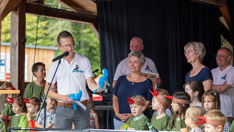  Oberbürgermeister Sebastian Remelé mit den Kindern des Kindergartens St. Peter und Paul beim Beopolis-Richtfest im Wildpark. Neben ihm Pastoralreferentin Patrizia Sormani und Pfarrerin Angela Weigel. Im Hintergrund Wildparkeiter Thomas Leier und Baureferent Ralf Brettin. Oberbürgermeister Sebastian Remelé mit den Kindern des Kindergartens St. Peter und Paul beim Beopolis-Richtfest im Wildpark. Neben ihm Pastoralreferentin Patrizia Sormani und Pfarrerin Angela Weigel. Im Hintergrund Wildparkeiter Thomas Leier und Baureferent Ralf Brettin. 