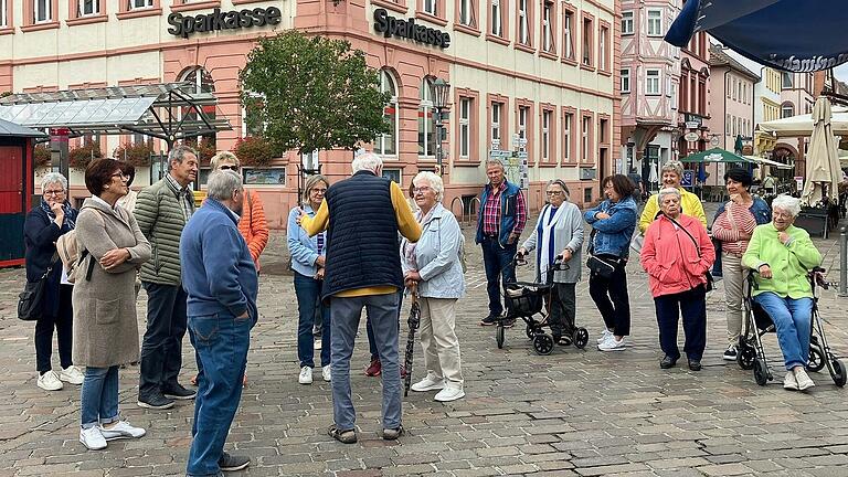 Gespannt und amüsiert folgten die Besucher aus Urspringen den Ausführungen von Georg Büttner am Marktplatz. Gespannt und amüsiert folgten die Besucher aus Urspringen den Ausführungen von Georg Büttner am Marktplatz.