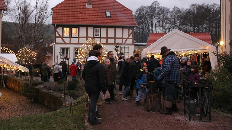 Der Kirchberg bietet auch 2024 wieder eine romantische Kulisse für den „Willmarser Winterzauber“. Der Kirchberg bietet auch 2024 wieder eine romantische Kulisse für den „Willmarser Winterzauber“.