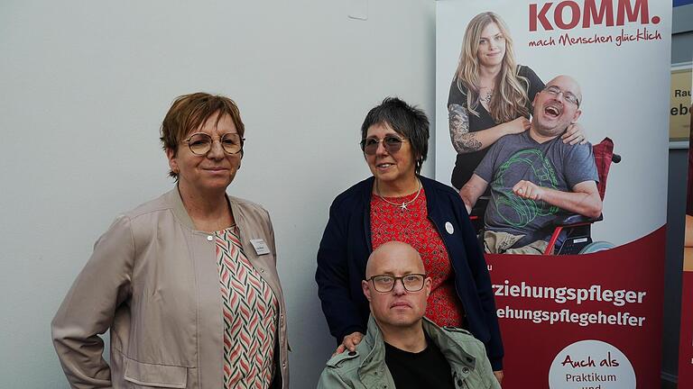 Carola Bötsch (links) und Manuela Trescher (rechts) vom Dominikus-Ringeisen-Werk wurden von ihrem Schützling Harald Lemmich (mitte) bei der Suche nach Auszubildenden in der Heilerziehungspflege unterstützt. - Carola Bötsch (links) und Manuela Trescher (rechts) vom Dominikus-Ringeisen-Werk wurden von ihrem Schützling Harald Lemmich (mitte) bei der Suche nach Auszubildenden in der Heilerziehungspflege unterstützt. Carola Bötsch (links) und Manuela Trescher (rechts) vom Dominikus-Ringeisen-Werk wurden von ihrem Schützling Harald Lemmich (mitte) bei der Suche nach Auszubildenden in der Heilerziehungspflege unterstützt. - Carola Bötsch (links) und Manuela Trescher (rechts) vom Dominikus-Ringeisen-Werk wurden von ihrem Schützling Harald Lemmich (mitte) bei der Suche nach Auszubildenden in der Heilerziehungspflege unterstützt.