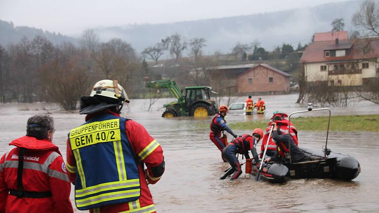 Bergungsaktion für ein im Hochwasser steckengebliebenes Auto bei Wolfsmünster.