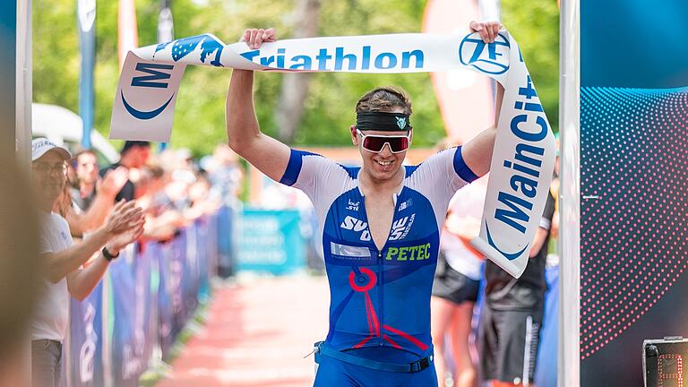 Rund 400 Sportlerinnen und Sportler nehmen am Sonntag beim MainCity Triathlon in der Jedermann- und der Olympischen-Disziplin am Schweinfurter Baggersee teil. Zuvor fand am Samstag in Schweinfurt der MainCity Run statt.