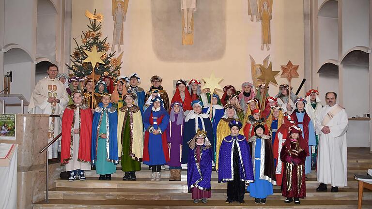 Die Sternsinger aus St. Konrad und Mariä Himmelfahrt zusammen mit Dekan Andreas Krefft (links) und Diakon Wolfgang Dömling.