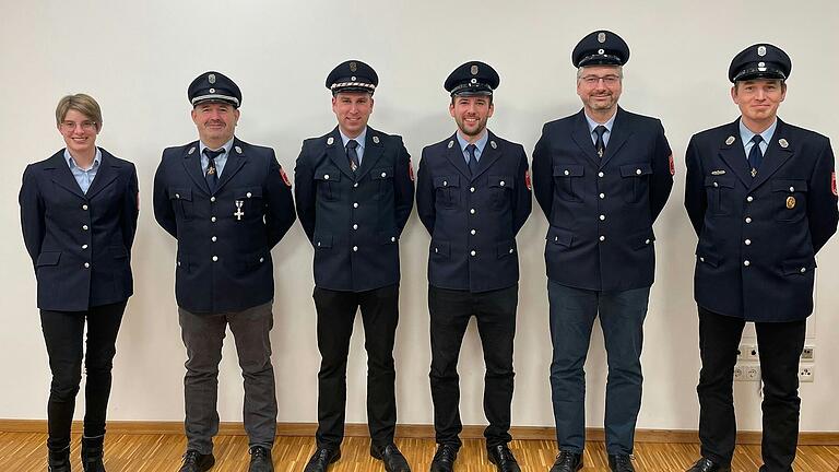 Die neue Vorstandschaft der Feuerwehr Röttbach (von links): Schriftführerin Julia Breitenbach, scheidender 2. Vorstand Jürgen Behl, neuer 1. Vorstand Daniel Breitenbach, scheidender 1. Vorstand Christoph Heim, neuer Kassier Michael Schneider, scheidender Kassier Michael Roth.