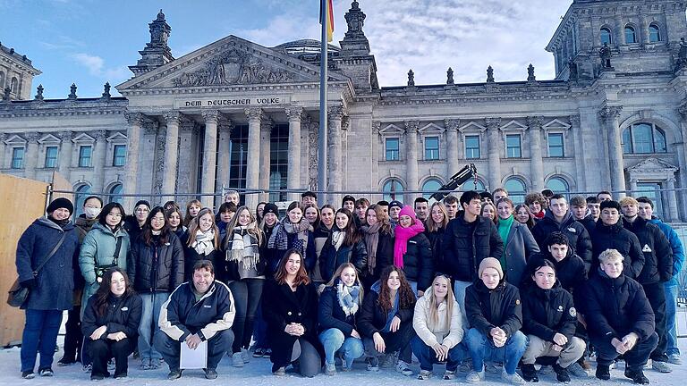 Die Schülerinnen und Schüler der Q12, zusammen mit ihren begleitenden Lehrkräften Eva Burkard und German Bertele, vor dem Reichstagsgebäude.