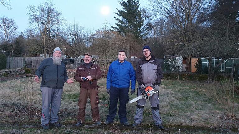 Am 23. Februar war Spatenstich im Mehrgenerationen-Gemeinschafts-Waldgarten in Mellrichstadt: Bernd Marschall, Otto Sum, Hannes Dietz und Aaron Marschall (von links) aus den Reihen des Obst- und Gartenbauvereins haben dabei ordentlich angepackt. Am 23. Februar war Spatenstich im Mehrgenerationen-Gemeinschafts-Waldgarten in Mellrichstadt: Bernd Marschall, Otto Sum, Hannes Dietz und Aaron Marschall (von links) aus den Reihen des Obst- und Gartenbauvereins haben dabei ordentlich angepackt.