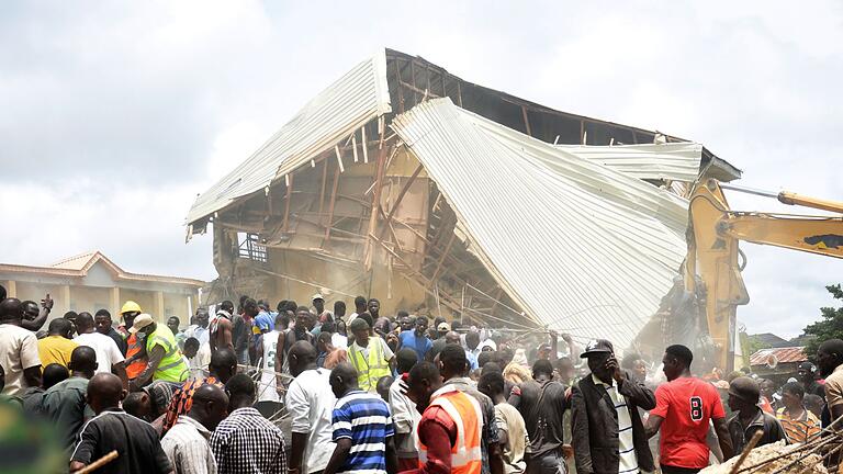 Einsturz einer Schule in Nigeria       -  Das Gebäude stürzte während des Unterrichts ein.