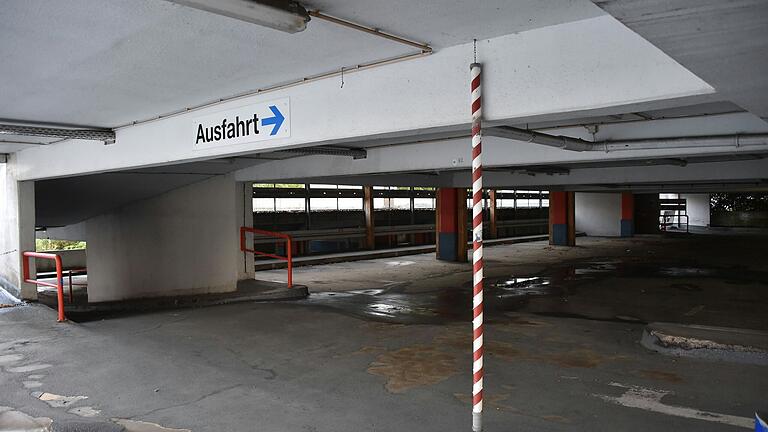 Die letzten Tage des alten Parkhauses am Leopoldina Krankenhaus in Schweinfurt sind gezählt. Seit Juli 2023 ist es gesperrt.