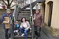 Drei der Akteure, die sich auf den Randersackerer Weinfrühling freuen: Winzer Florian Steigerwald mit Tochter Lorena, Christiane Lörner als Leiterin der Tourist-Info und Gärtner Hans Steger, der den Balthasar-Neumann-Pavillon gerade für eine Hochzeit mit Blumen geschmückt hat.