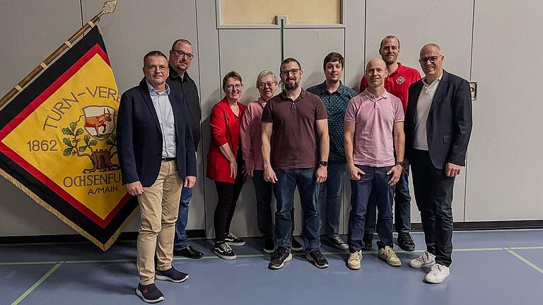 Neu gewählter TVO Vorstand (v.l.n.r. Steffen Krämer, Jan Kohlhepp, Yasmine Dürr, Renate Egger, Thomas Warren, Marcus Gröger, Christian Kunisch, David Weigand, Otmar Reißmann). Neu gewählter TVO Vorstand (v.l.n.r. Steffen Krämer, Jan Kohlhepp, Yasmine Dürr, Renate Egger, Thomas Warren, Marcus Gröger, Christian Kunisch, David Weigand, Otmar Reißmann).