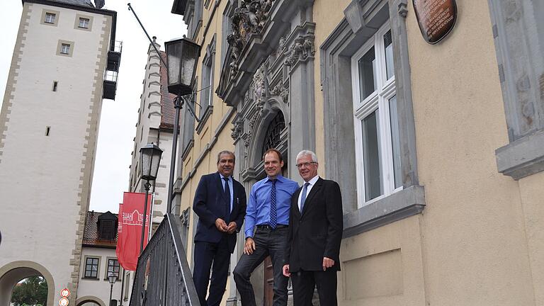 Ein Bild aus besseren Tagen? Im Juli 2017 trat Stadtmanager Marc Heinz (Mitte) sein Amt in Haßfurt an. Angestellt ist er beim Stadtmarketingverein, dessen Vorsitzender Bürgermeister Günther Werner (rechts) und Stellvertreter und AHA-Berater Hachem Farmand ihn hier flankieren. Inzwischen stellt sich die Frage, welche Chemie zwischen den dreien herrscht.&nbsp;