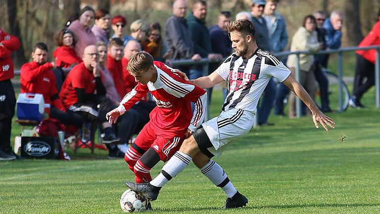 Felix Hart (rechts), derzeit noch in Dienstan des FSV Krum, schließt sich wie zuletzt Max Witchen dem FC Sand an.