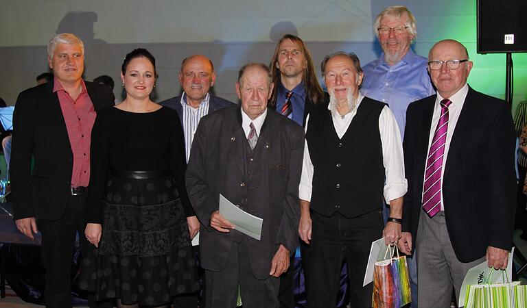 50 und 60 Jahre bei der DJK: (von rechts) Josef Ortner, Reinhold Weidinger, Günter Kiesel, Vorsitzender Markus Ebert, Josef Wider und Willi Klemenz, Sigrid Klemenz und Peter Sternecker.