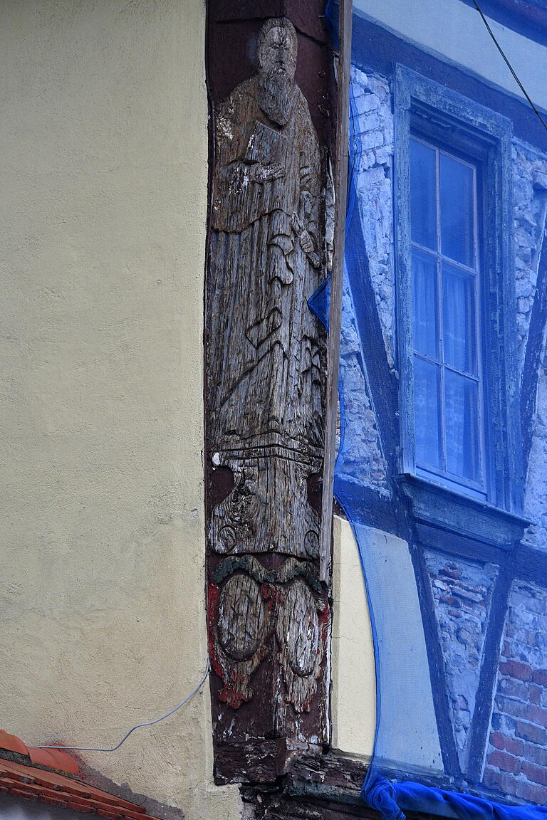 Die geschnitzten Eckpfosten der Fachwerkfassade sprechen für den Wohlstand der einstigen Bauherren. Die geschnitzten Eckpfosten der Fachwerkfassade sprechen für den Wohlstand der einstigen Bauherren.