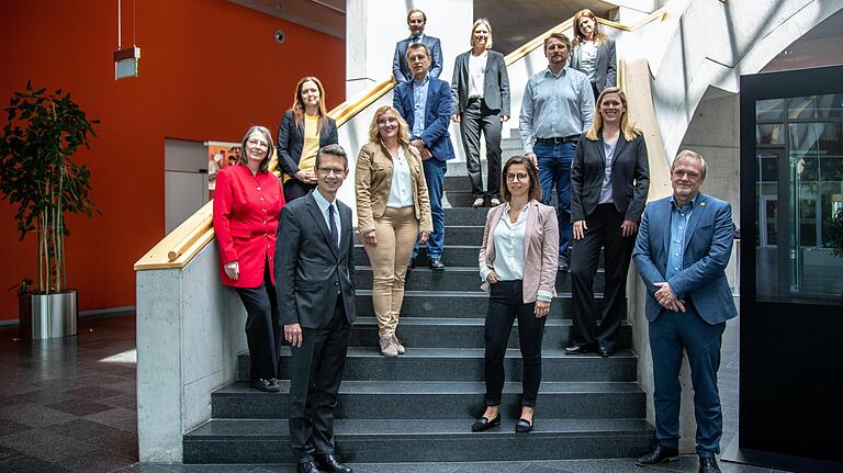 Diese elf neu gewählten Stadträte vereidigte Oberbürgermeister Sebastian Remelé (vorne links) in der konstituierenden Sitzung im Konferenzzentrum auf der Maininsel: vorne (v.l.) Johanna Häckner und Holger Laschka (beide Bündnis 90/Die Grünen), 2. Reihe Andrea Greber (Linke), Barbara Mantel und Magdalena Breitenbach (beide Bündnis 90/Die Grünen), 3. Reihe Julia Stürmer-Hawlitschek, Hubert Seggewiß (beide SPD) und Sebastian Madeiski (AfD), hinten Andrej Horn (AfD), Karolin Große (CSU) und Daniela Mahler (AfD).