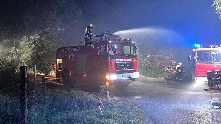 Ein Feuerwehr-Vorsitzender ist frustriert. Mitarbeiterinnen oder Mitarbeiter der Redaktion sind nicht zu seiner Versammlung zu rufen wie die Feuerwehr, wenn's brennt. Es hat sich einiges verändert in der lokalen Berichterstattung. Das Symbolbild zeigt Feuerwehren bei einem Einsatz im Juli 2022 im Sinngrund.