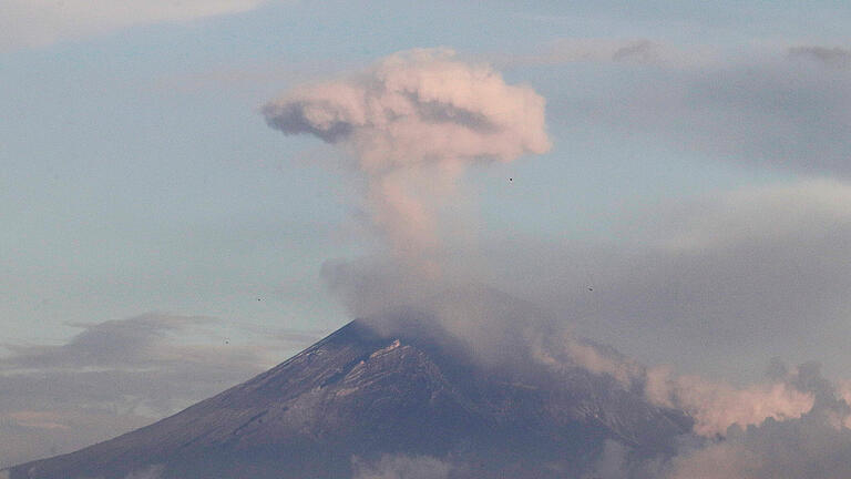 Vulkan Popocatépetl.jpeg       -  Eine hohe Rauchsäule steigt aus dem Krater des Vulkans Popocatépetl auf. Der Katastrophenschutz warnt davor, sich dem Krater nicht zu nähern.