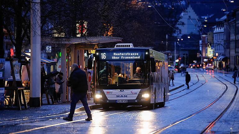 ÖPNV-Einzelfahrscheine für Fahrten in der Stadt sowie aus den benachbarten Gemeinden nach Würzburg sollen ab dem 1. August deutlich billiger werden.